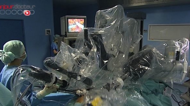 A l'écart, le chirurgien dispose d'un meilleur confort lors des opérations assistées d'un robot.