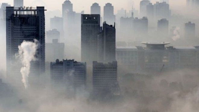 Pollution de l'air : une métropole chinoise recouverte d'un épais brouillard