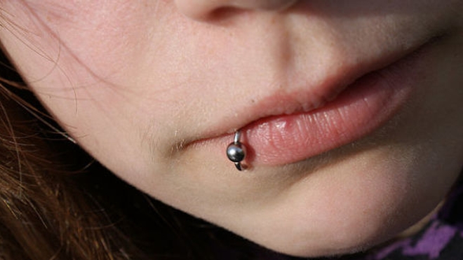Nez, langue, nombril... quels sont les risques du piercing ?