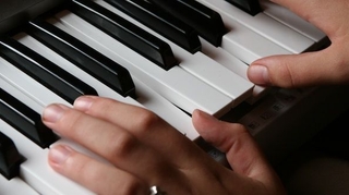 Jouer du piano pour réduire les effets de la maladie de Parkinson