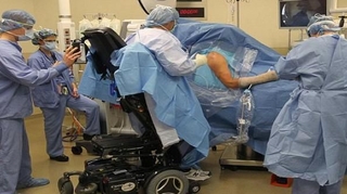 Un chirurgien paraplégique opère... debout !