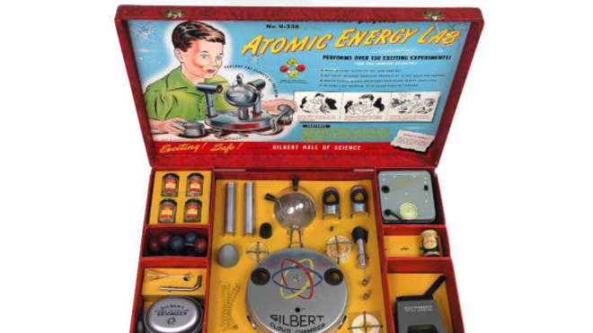 Tous les cadeaux ne sont heureusement pas aussi dangereux que le célèbre ''Energy Lab U-238'', commercialisé en 1951, qui incorporait de vrais fragments de minerai radioactif (polonium 210, uranium 238...) !