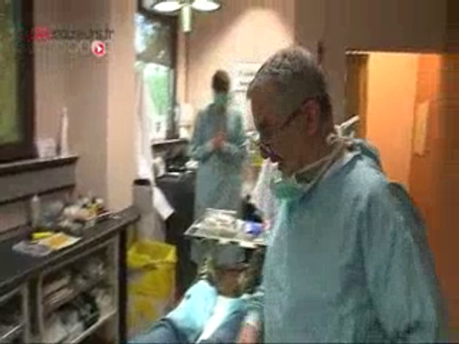 Attention, certaines images peuvent choquer ! Retrait d'une tumeur de l'ongle.