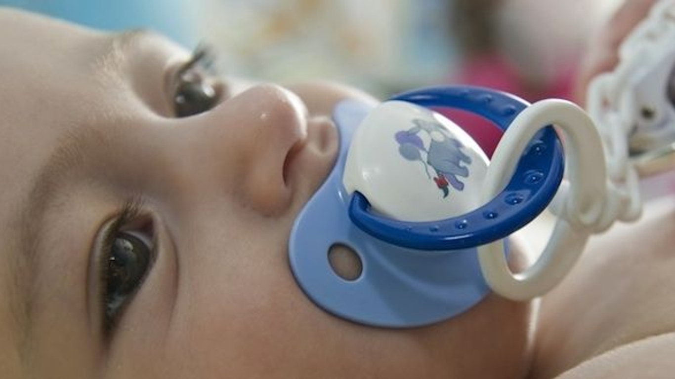 Comment aider bébé au sevrage de la tétine ?