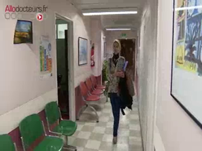Image : Détail de ''La petite fille à la cuillère'', peinture de Carl von Bergen (1904) - Vidéo : ''Une bactérie responsable de l'anorexie'', reportage du 13 novembre 2014