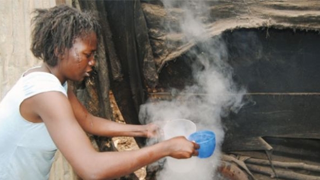 Femme préparant du phombe (crédits : Radio Moçambique - DR)