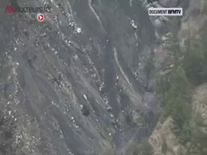 Après le crash de la Germanwings, la difficile recherche des corps a commencé.