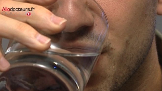 Pendant la canicule, il est conseillé de boire de l'eau même sans soif (Image d'illustration) 
