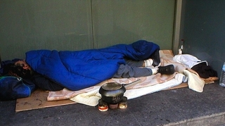 Plus de 2.000 sans domicile fixe meurent chaque année dans nos rues