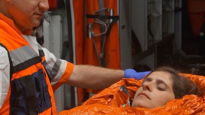 Prise en charge par les secours d'une personne souffrant d'hypothermie avec une couverture chauffante. (Credit image MEC)