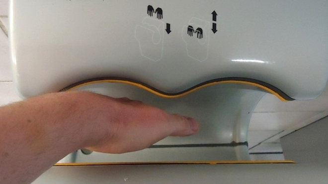 Un sèche-main à air pulsé. (cc Tomwsulcer)