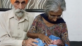 Inde : porter un enfant à 70 ans ?