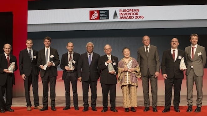 Les lauréats du Prix de l'inventeur européen 2016 sur la scène lors de la cérémonie de remise des prix à Lisbonne le 9 Juin, en compagnie du Premier ministre portugais António Costa et du président de l'OEB, Benoît Battistelli.