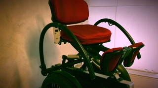 Un fauteuil roulant révolutionnaire qui change la vie des handicapés