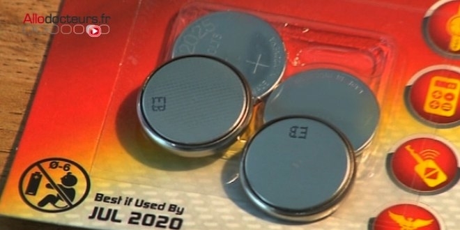 Les piles bouton sont particulièrement dangereuses pour les enfants.
