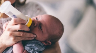 Un bébé régurgite un ver, ses parents portent plainte contre le fabricant de lait
