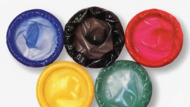 Détail de la célèbre affiche "Play safe" promouvant l'utilisation des préservatifs. (DR)