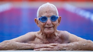 A presque 100 ans, il bat le record du 50 mètres nage libre