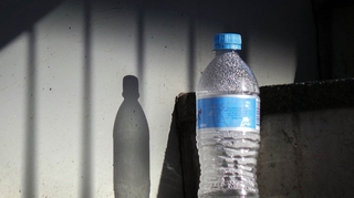 Des traces de plastique retrouvées dans de l’eau en bouteille