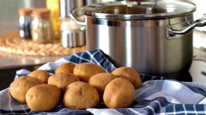 Cuire des pommes de terre blondes plutôt que des pommes de terre brunes peut diminuer l’exposition alimentaire de 64%. ©Visual Hunt