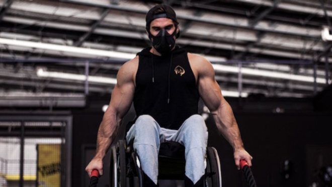 Scott Doolan utilisera un fauteuil muni de roues tout-terrain pour l'occasion. ©Apexgen