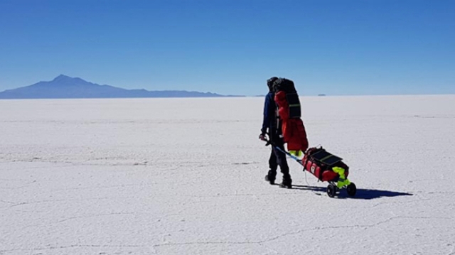 L'exploit d'un Français malvoyant qui traverse seul le plus grand désert salin au monde