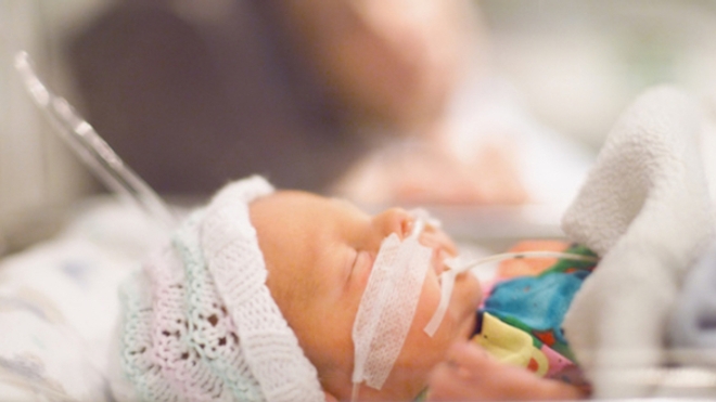 Bébés hospitalisés, congés de paternité allongés