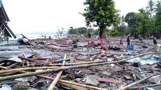 Tsunami en Indonésie : les intempéries entravent les efforts des secours