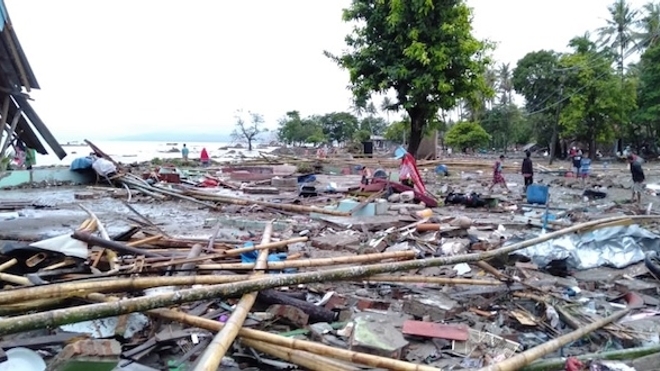 Tsunami en Indonésie : les intempéries entravent les efforts des secours