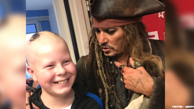 Visite surprise de Johnny Depp aux enfants malades de l'Institut Curie
