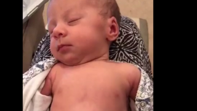 La vidéo montre la petite fille respirer avec difficulté 