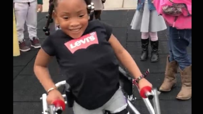 Vidéo : Une fillette atteinte de spina bifida fait ses premiers pas