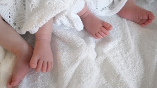 Italie : des jumeaux naissent avec deux mois d’écart