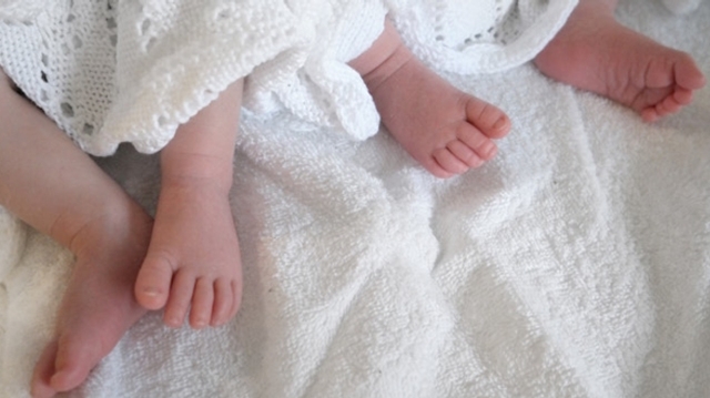 Italie : des jumeaux naissent avec deux mois d’écart