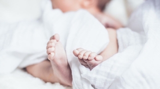Royaume-Uni : ils gagnent une FIV et donnent naissance à un enfant!