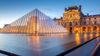 Au Louvre, manifestation contre l'argent des opiacés au musée