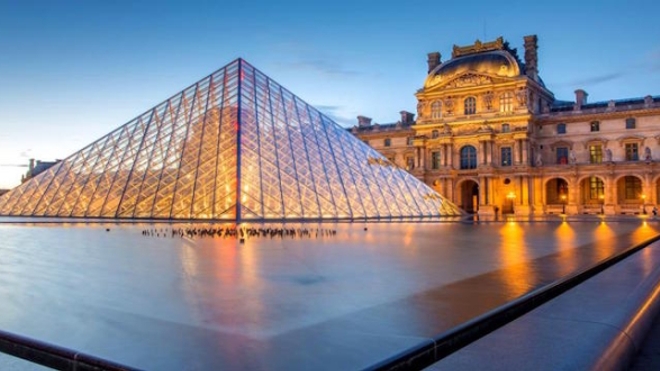 Au Louvre, manifestation contre l'argent des opiacés au musée