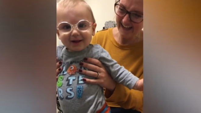Un bébé opéré de la cataracte voit pour la première fois
