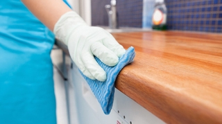 Les salariés du nettoyage surexposés à des risques physiques et chimiques
