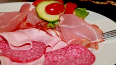 Charcuterie, fromages, poissons crus... : Comment éviter les intoxications ?