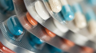 Ibuprofène, paracétamol, baclofène... les recommandations de Prescrire pour mieux soigner