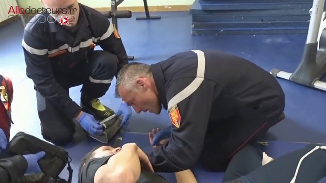 Le formateur Farid Darkaoui, apprend la langue des signes aux pompiers