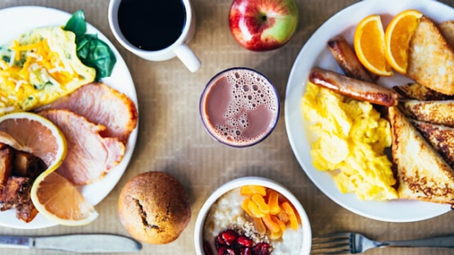 Pourquoi un petit-déjeuner copieux est meilleur pour la santé qu'un dîner copieux