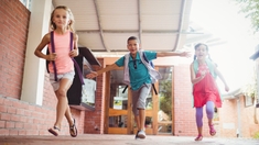 30 minutes par jour pour “courir, sauter, ou danser” en école primaire