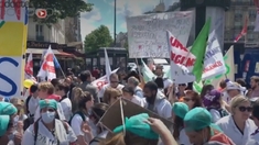 Hôpital : des milliers de soignants crient leur colère dans la rue