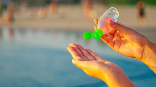 Gel hydroalcoolique : quelles précautions au soleil et à la plage ?