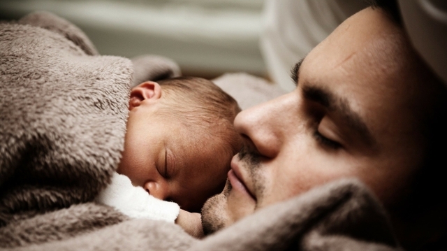 Des associations et collectifs demandent l'allongement à 30 jours du congé paternité
