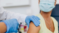 Covid : peut-on être vacciné mais rester contagieux ?