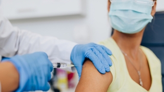 Covid : peut-on être vacciné mais rester contagieux ?