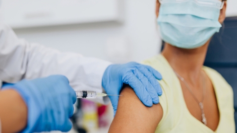 Covid : peut-on être vacciné mais rester contagieux ?
